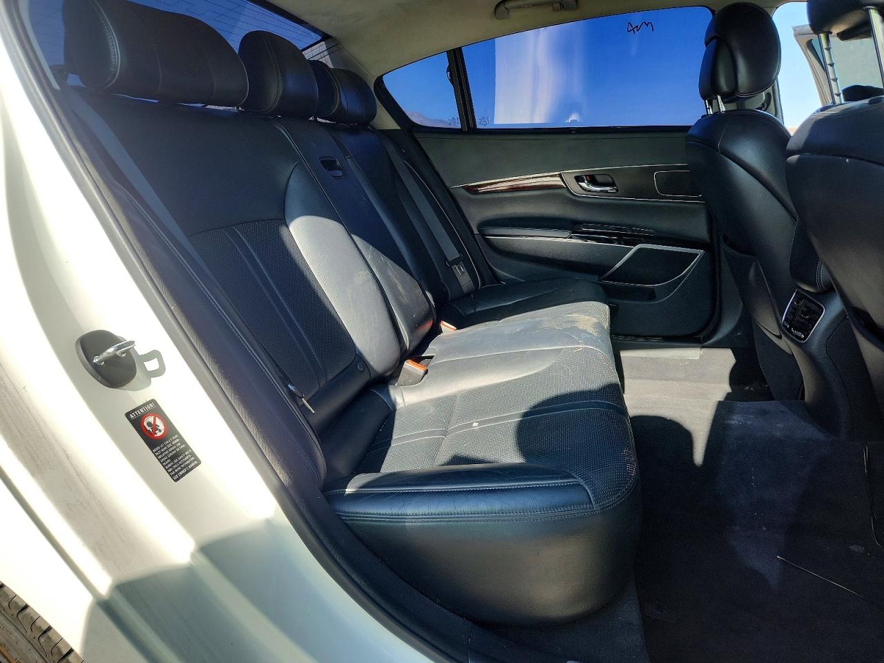 2015 Kia K900 Luxury White vin: KNALW4D45F6019890