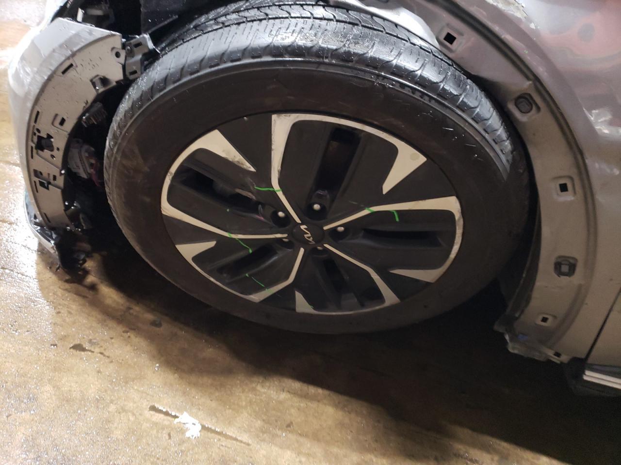2024 Kia Ev6 Wind Серый vin: KNDC34LA0R5183075 Damage: Left Front Wheel, Curb Rash, > 12 Inches