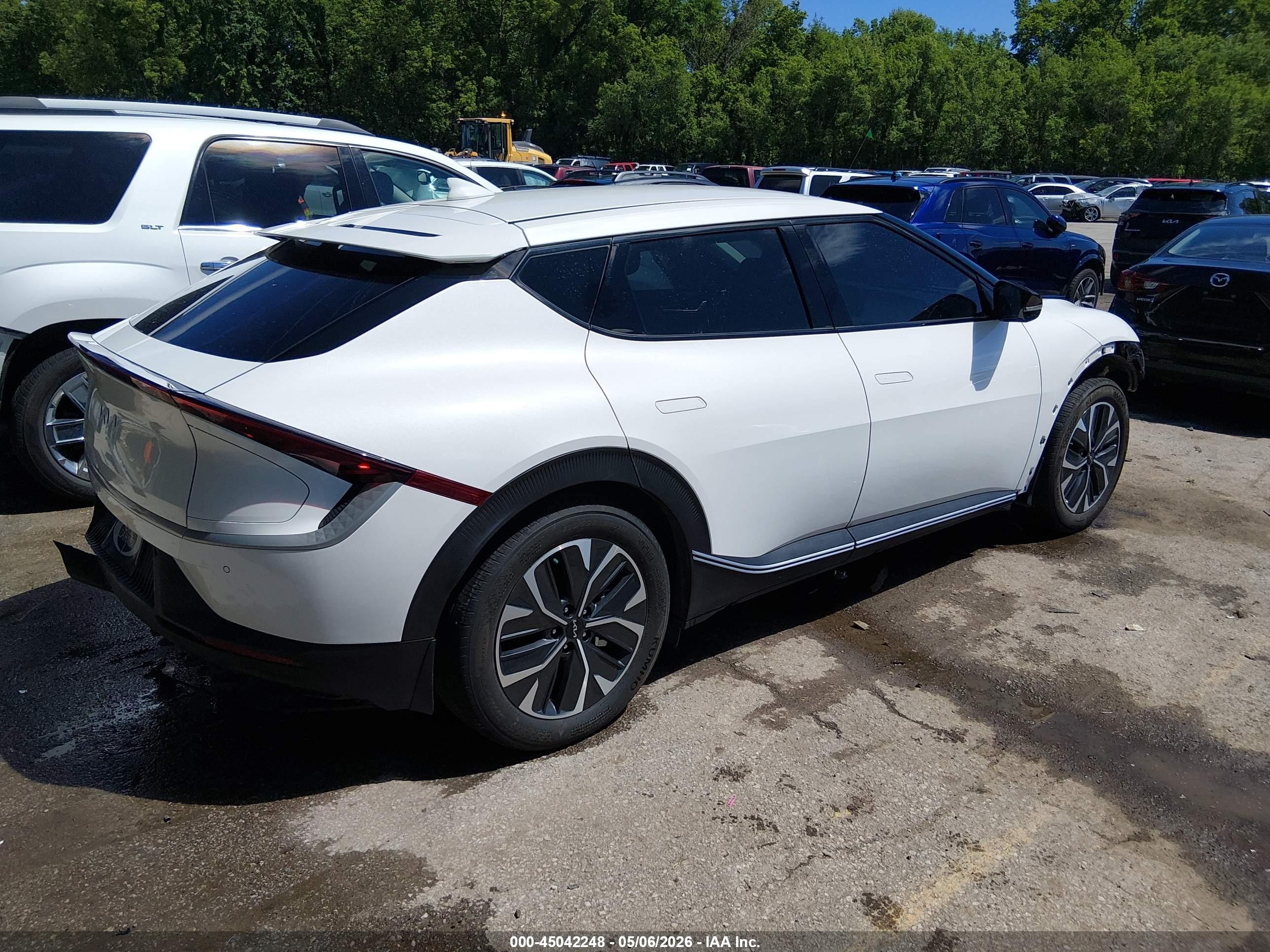 2024 Kia Ev6 Light Long Range White vin: KNDC3DLC5R5175216