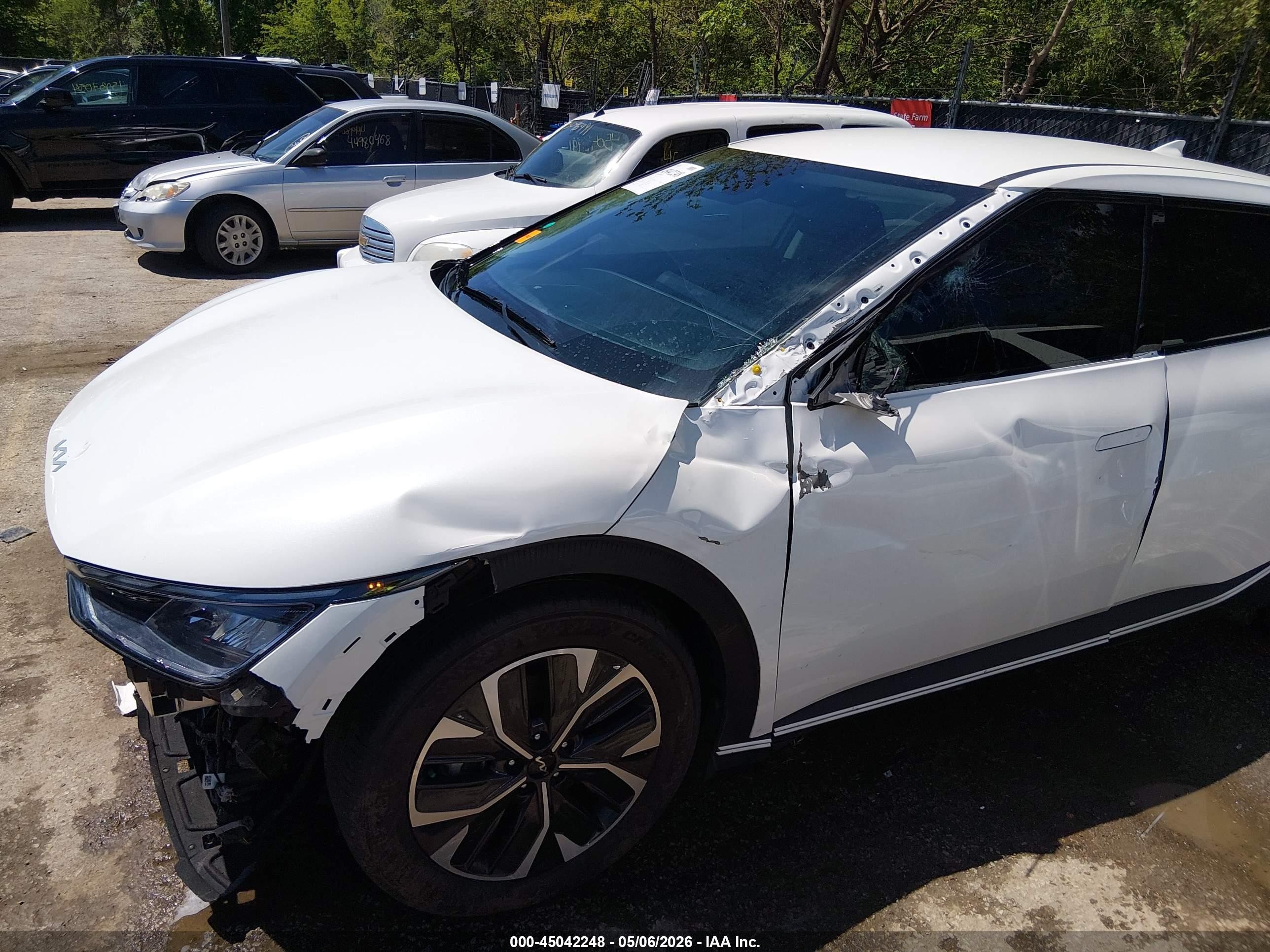 2024 Kia Ev6 Light Long Range White vin: KNDC3DLC5R5175216