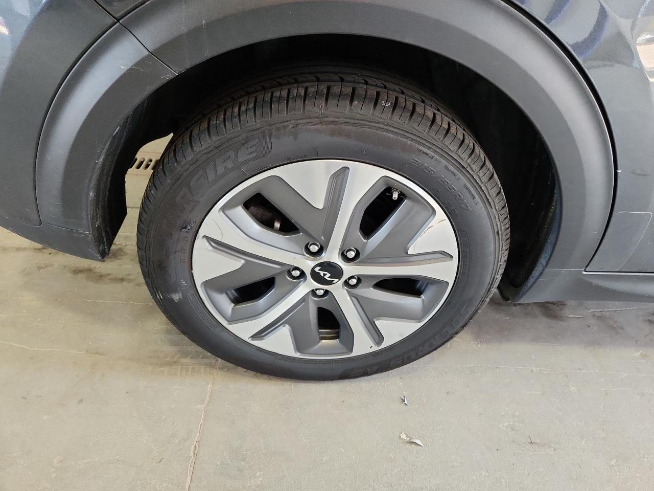 2022 Kia Niro Ev S Black vin: KNDCC3LG9N5160595 Damage: Right Rear Wheel, Curb Rash, 3 To 4 Inches