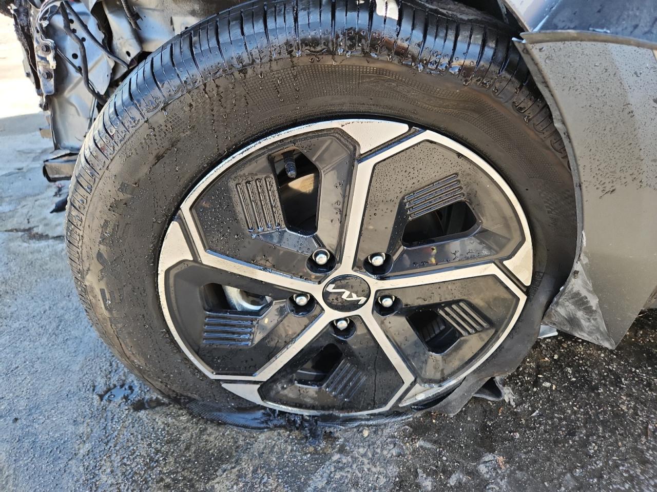 2025 Kia Niro Lx Gray vin: KNDCP3LE5S5278500 Damage: Left Front Fender, Severe Damage, Replacement Required