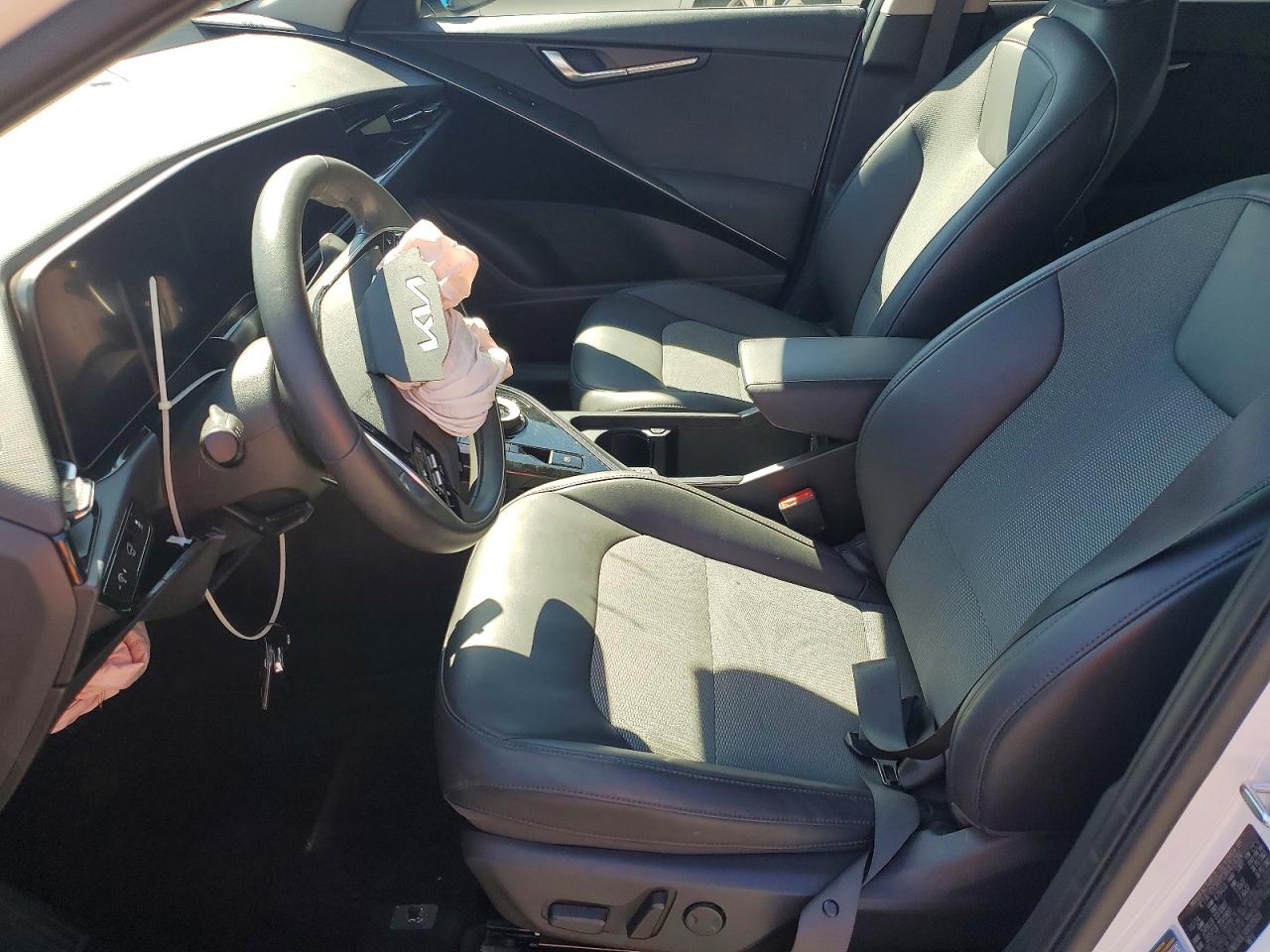 2024 Kia Niro Wind White vin: KNDCR3L14R5111613