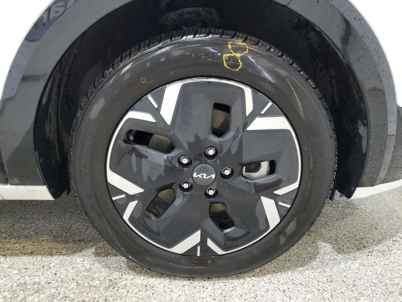 2024 Kia Niro Ev Wind White vin: KNDCR3L16R5121446 Damage: Right Front Wheel, Curb Rash, < 1/8 Inch