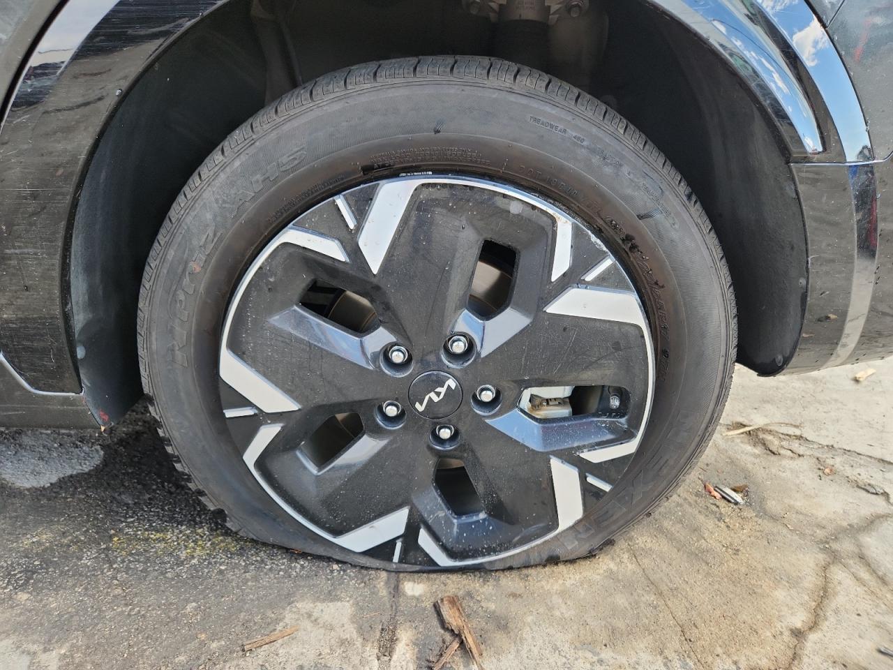 2024 Kia Niro Wind Серый vin: KNDCR3L19R5113664 Damage: Left Rear Wheel, Curb Rash, 4 To 5 Inches