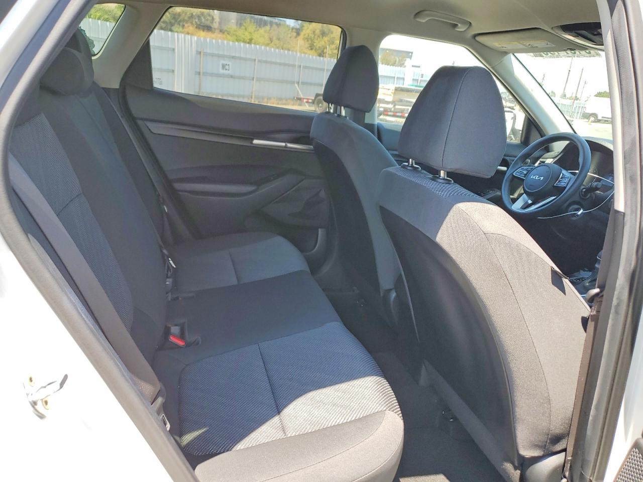 2023 Kia Seltos Lx White vin: KNDEPCAA0P7371932