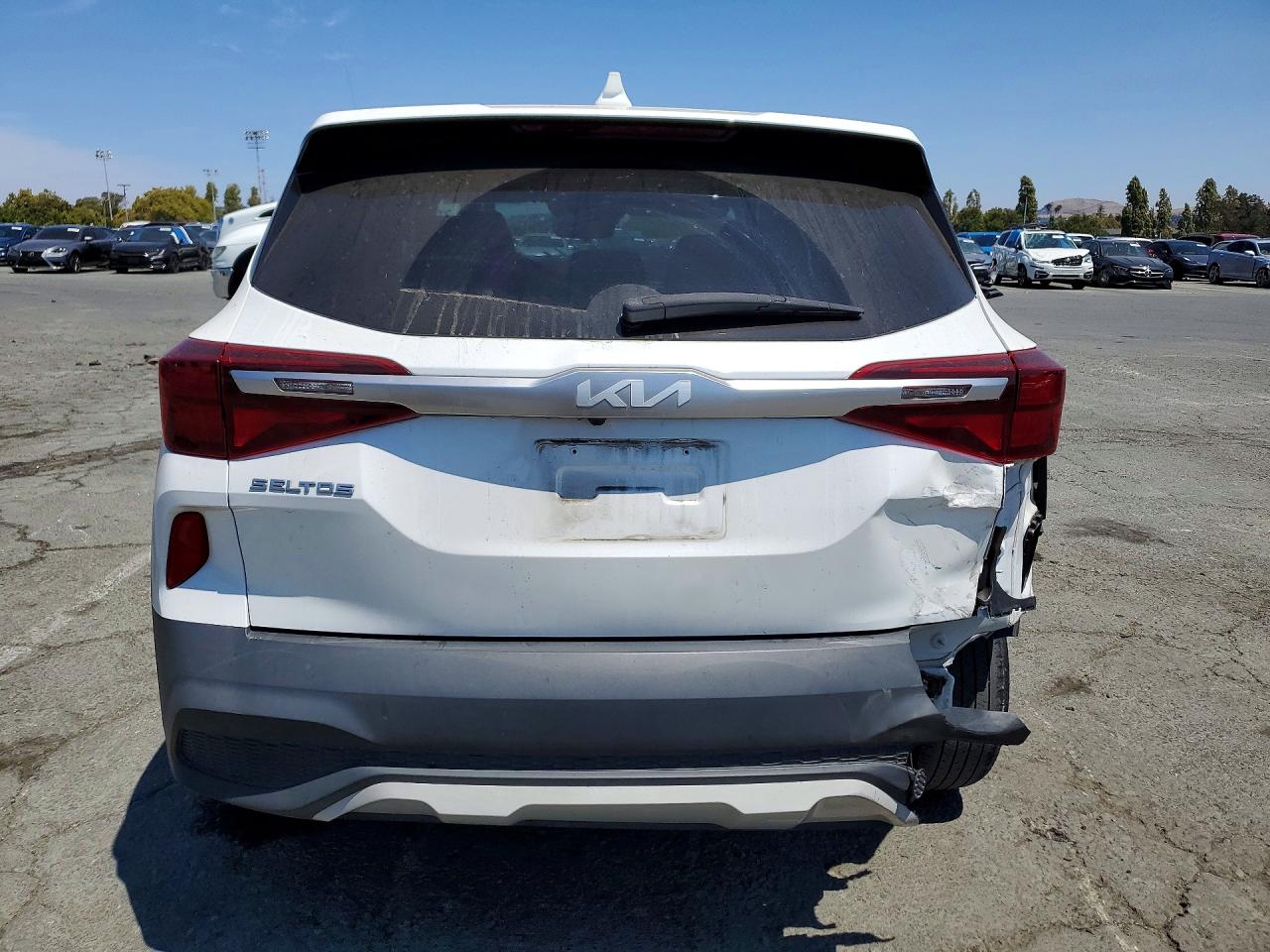 2023 Kia Seltos Lx White vin: KNDEPCAA0P7371932