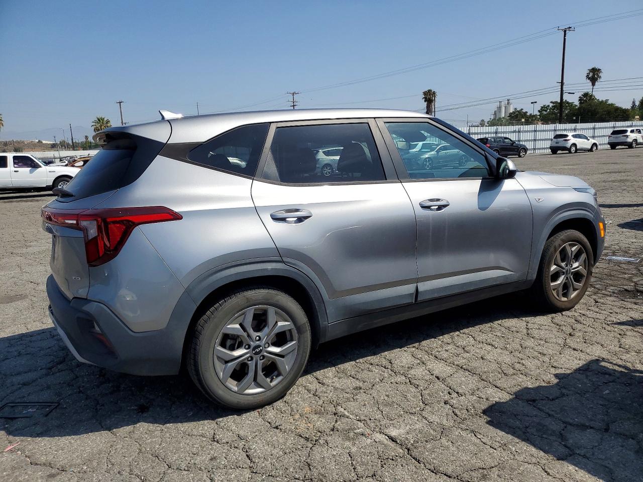 2024 Kia Seltos Lx Silver vin: KNDEPCAA7R7474915