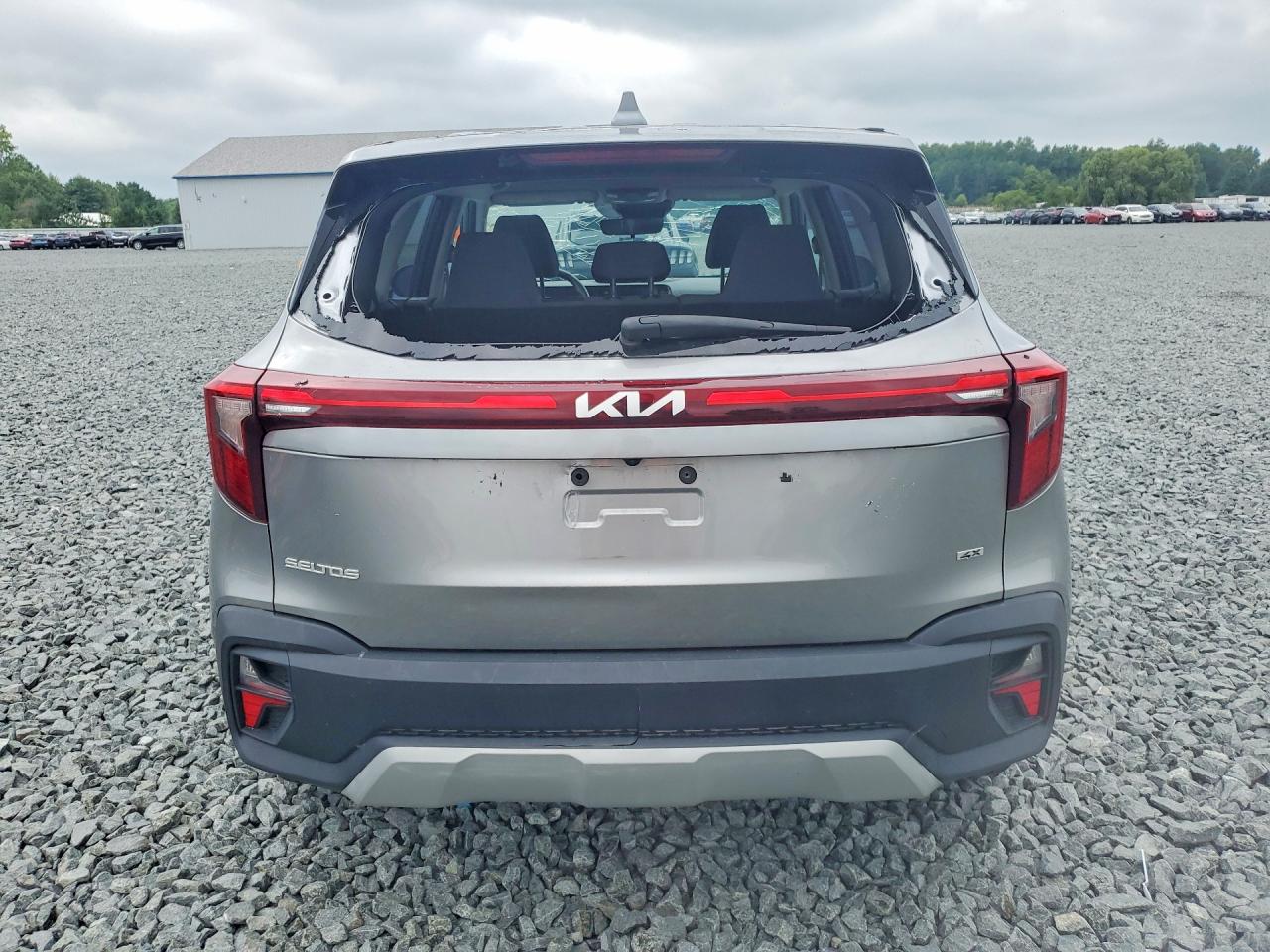 2024 Kia Seltos Lx Серебряный vin: KNDEPCAA7R7504236