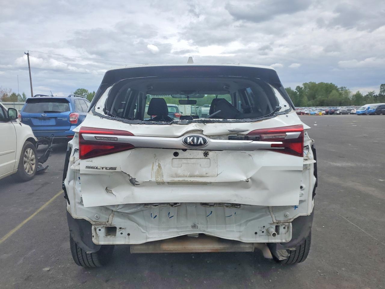 2022 Kia Seltos Lx White vin: KNDEPCAAXM7153735