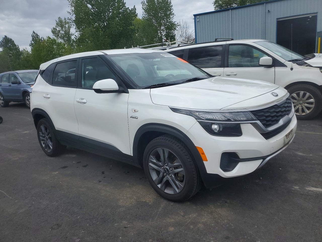 2022 Kia Seltos Lx White vin: KNDEPCAAXM7153735