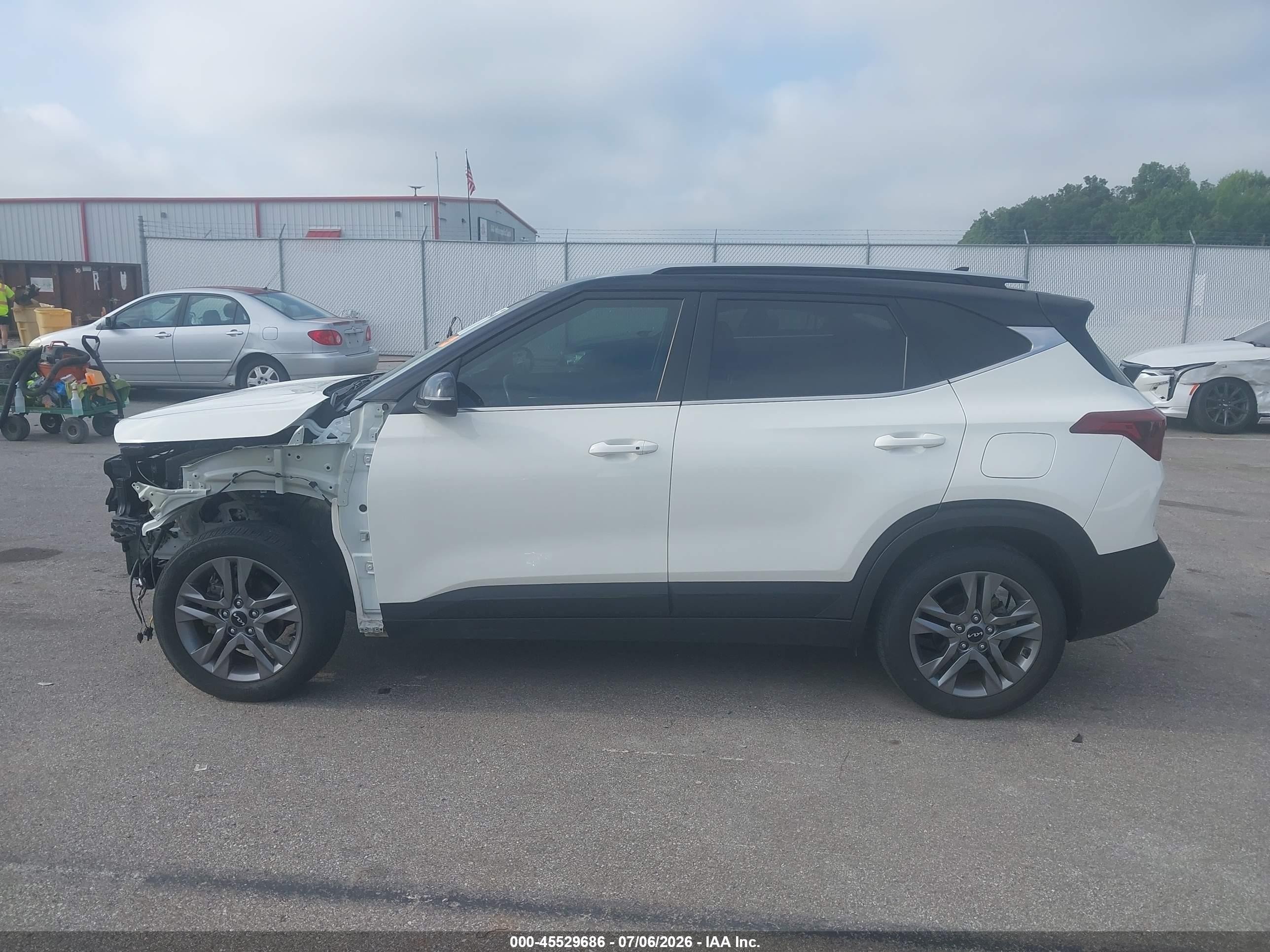 2023 Kia Seltos S White vin: KNDEU2AA0P7390130