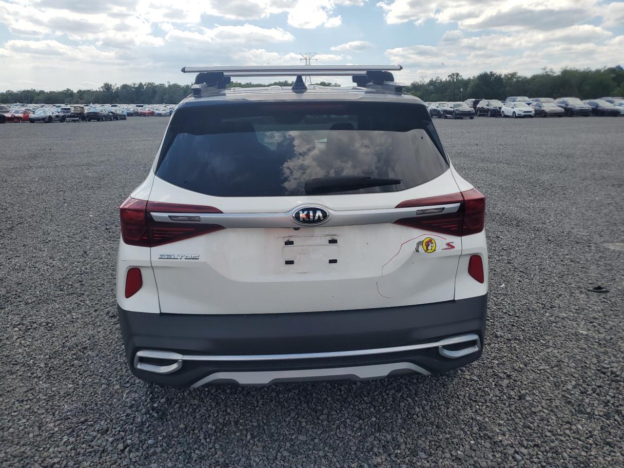 2021 Kia Seltos S White vin: KNDEU2AA2M7205393