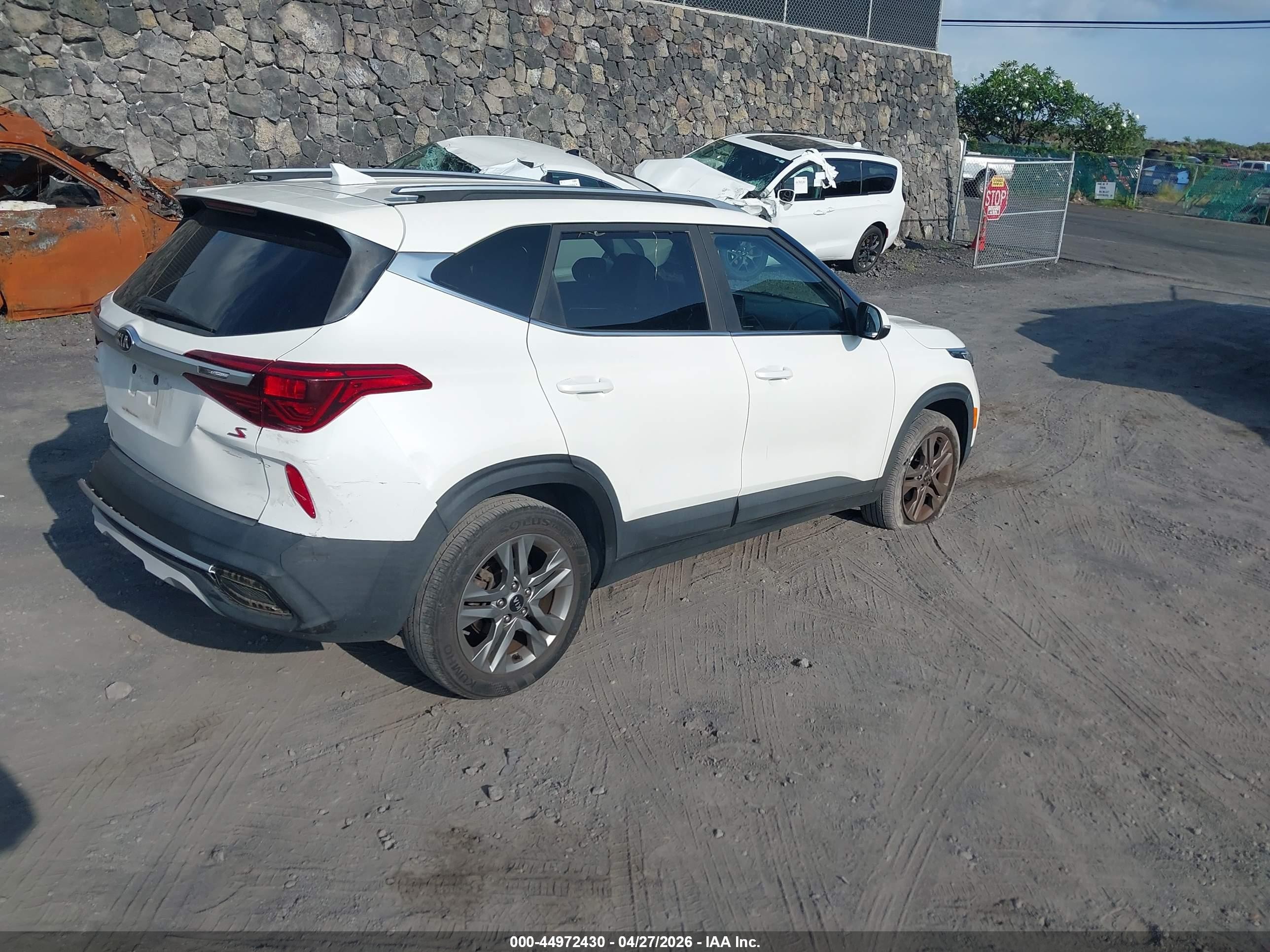 2021 Kia Seltos S White vin: KNDEU2AA6M7057085