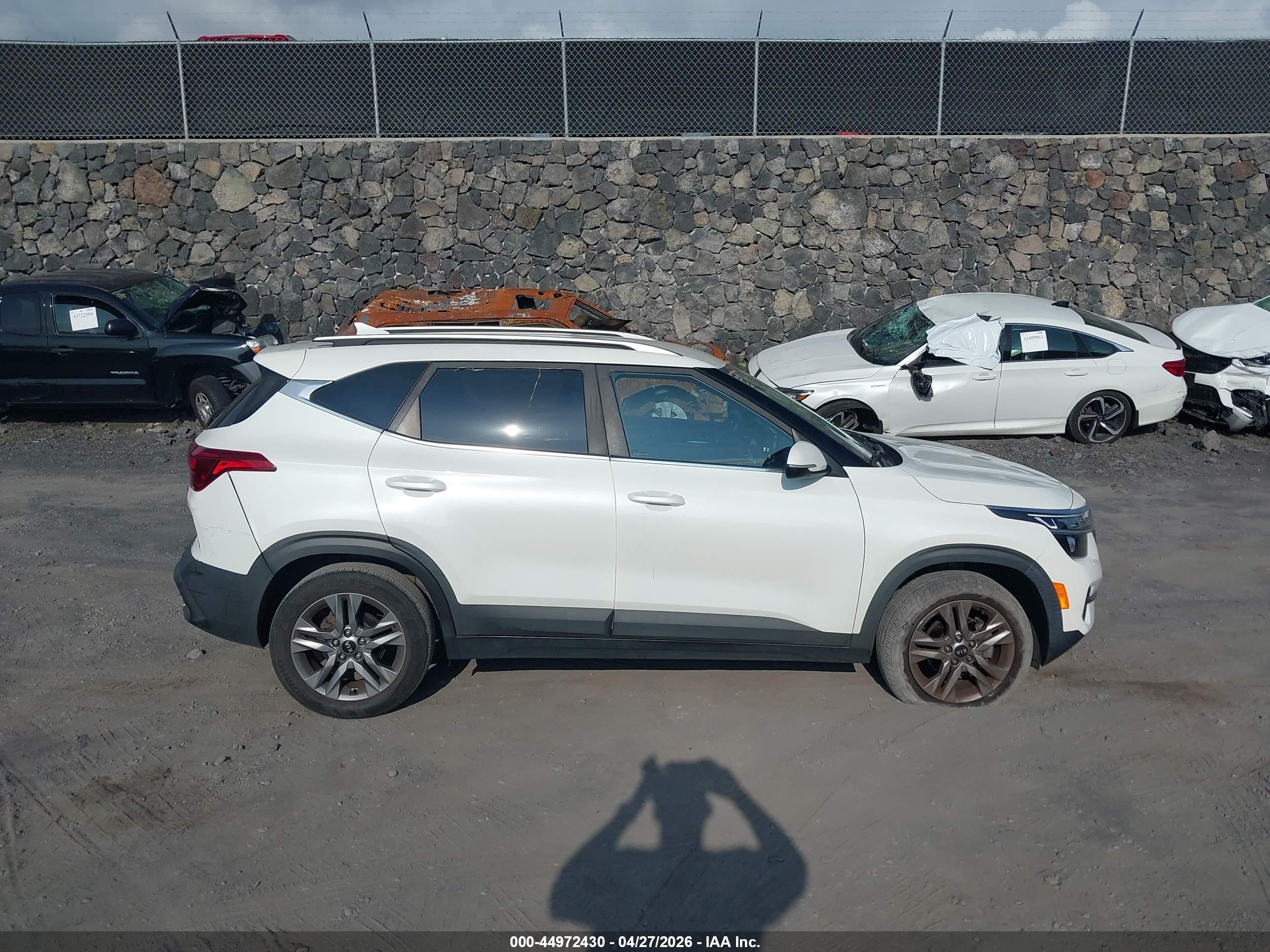 2021 Kia Seltos S White vin: KNDEU2AA6M7057085