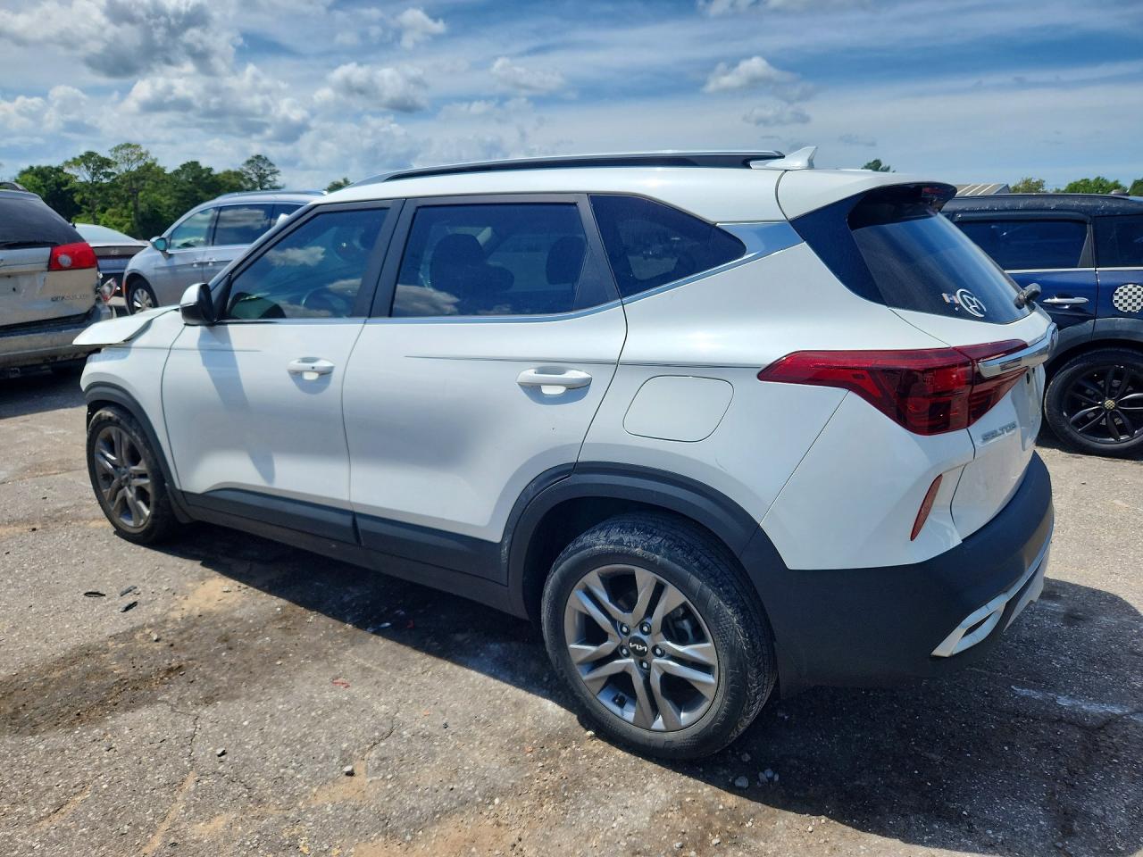 2023 Kia Seltos S White vin: KNDEU2AA6P7444398