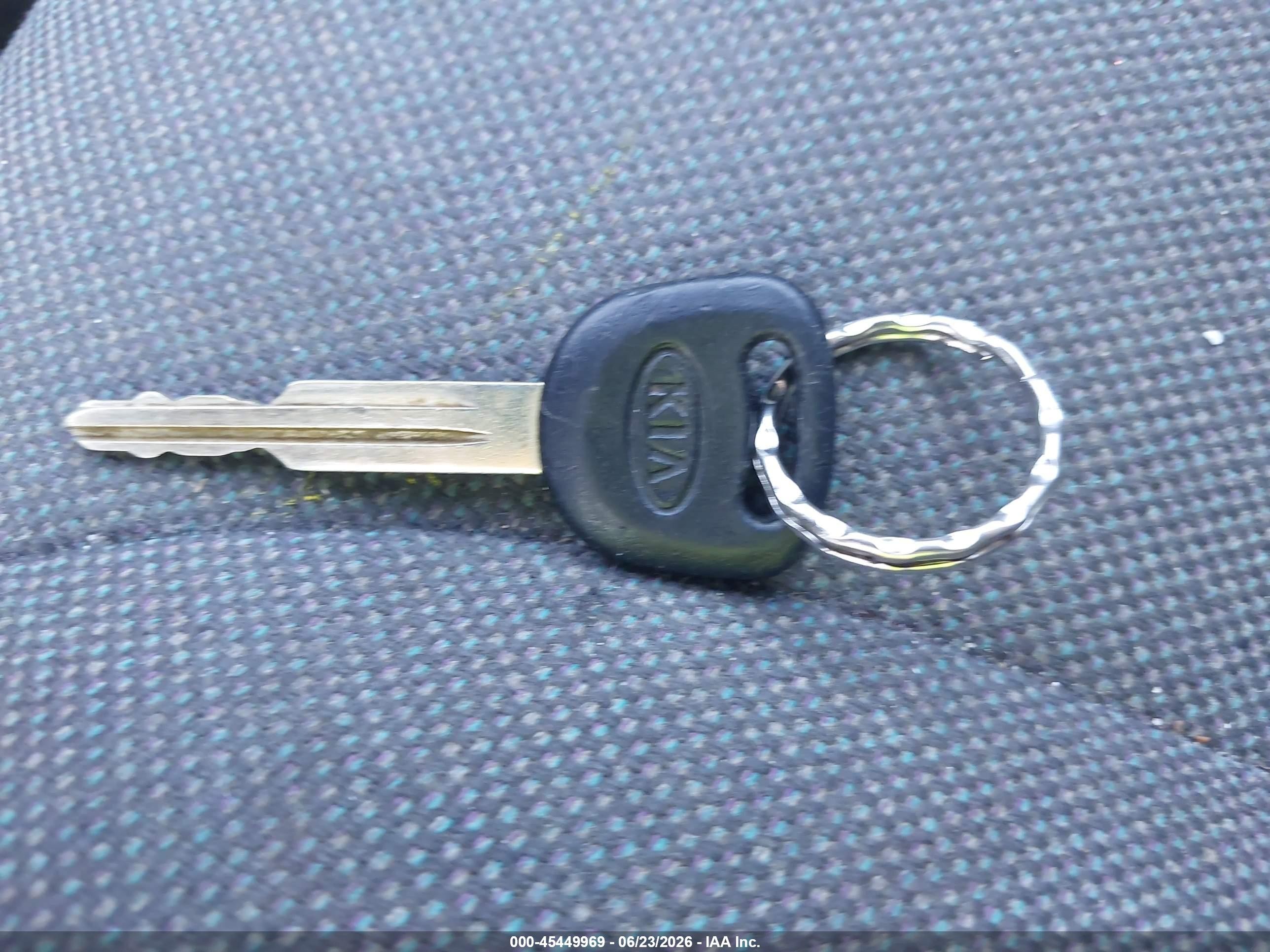 2002 Kia Sportage   Silver vin: KNDJA723325129809