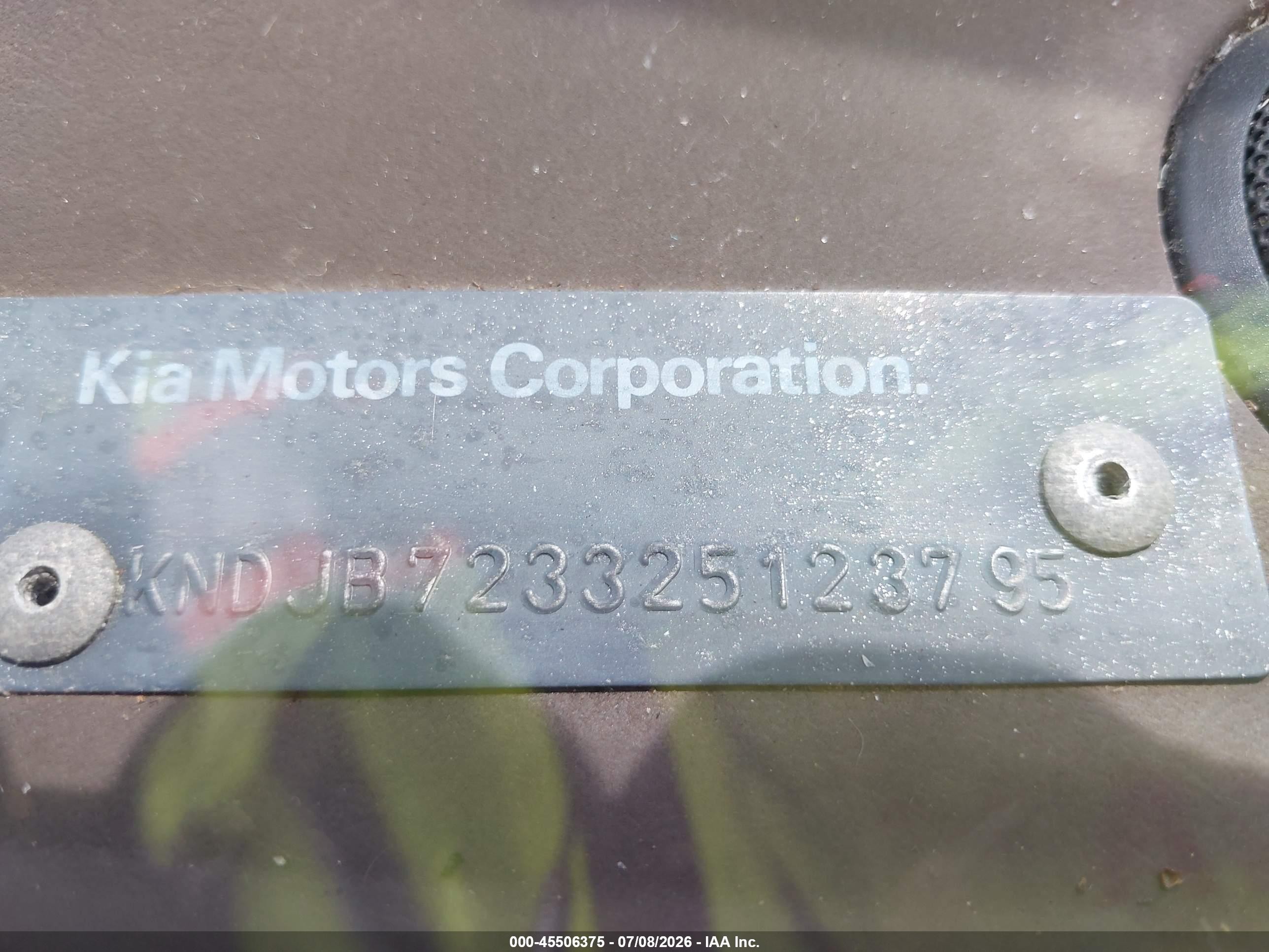 2002 Kia Sportage   White vin: KNDJB723325123795