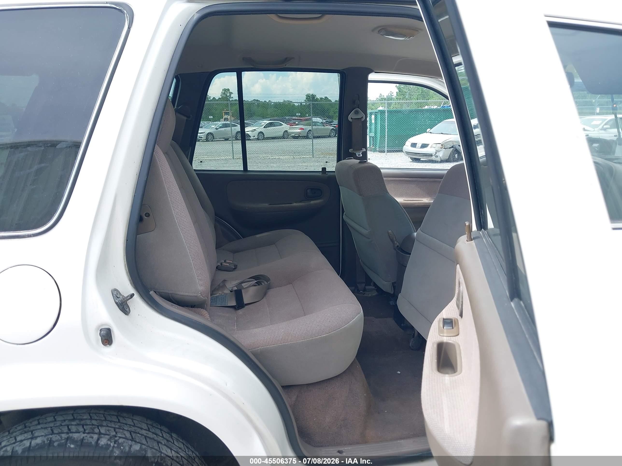 2002 Kia Sportage   White vin: KNDJB723325123795