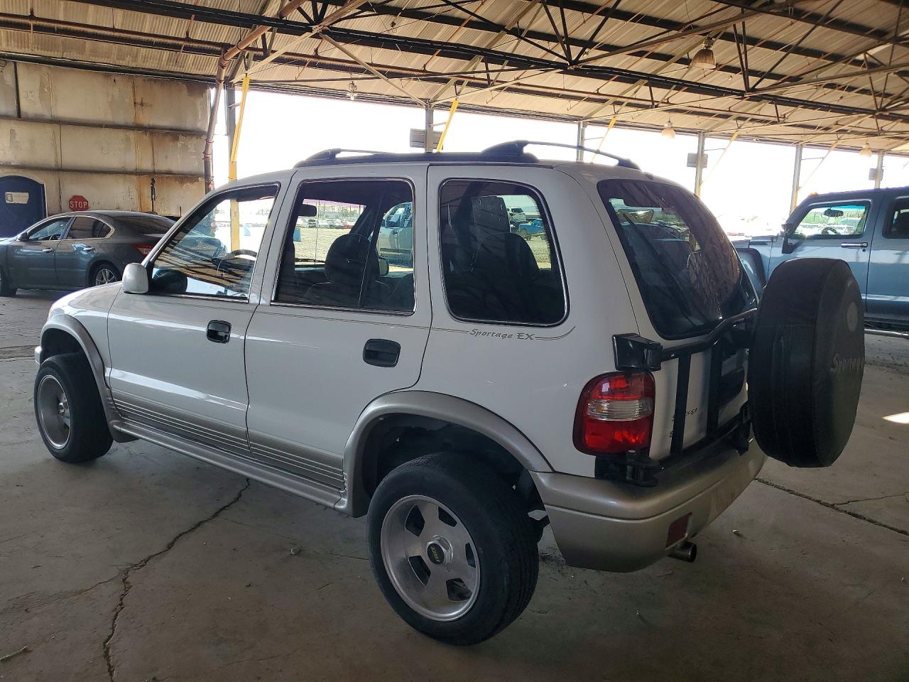 2000 Kia Sportage Base White vin: KNDJB7238Y5674863