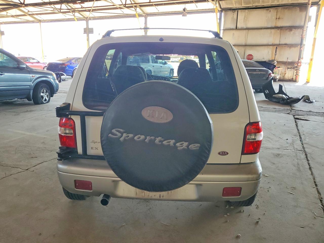 2000 Kia Sportage Base White vin: KNDJB7238Y5674863