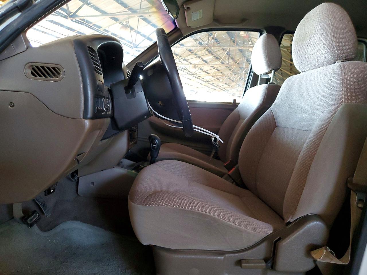 2000 Kia Sportage Base White vin: KNDJB7238Y5674863