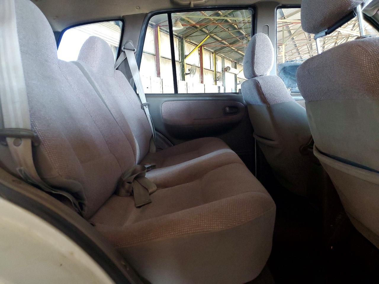 2000 Kia Sportage Base White vin: KNDJB7238Y5674863