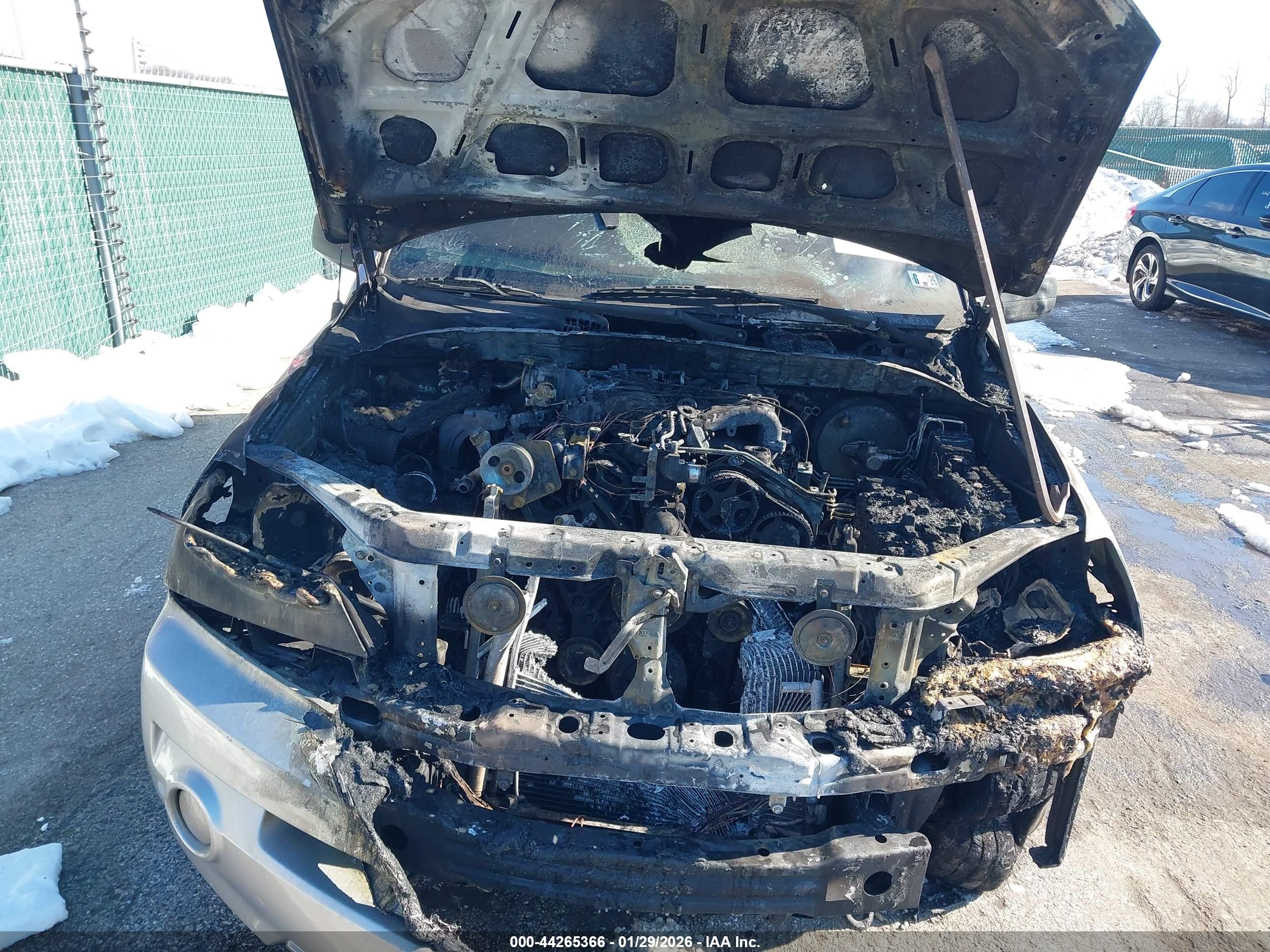 2004 Kia Sorento Ex/lx Silver vin: KNDJC733045272325
