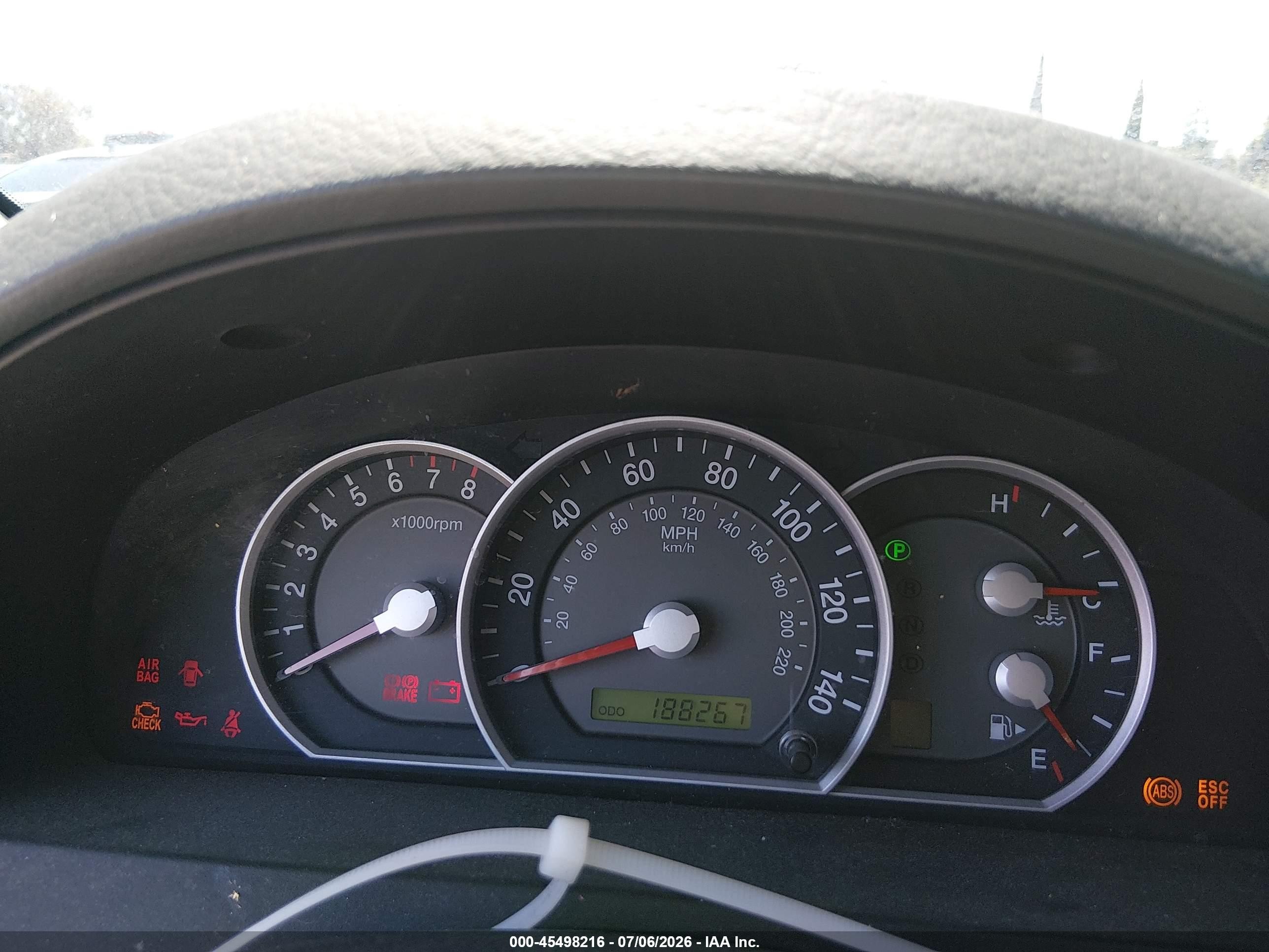 2008 Kia Sorento Lx White vin: KNDJC735985819812