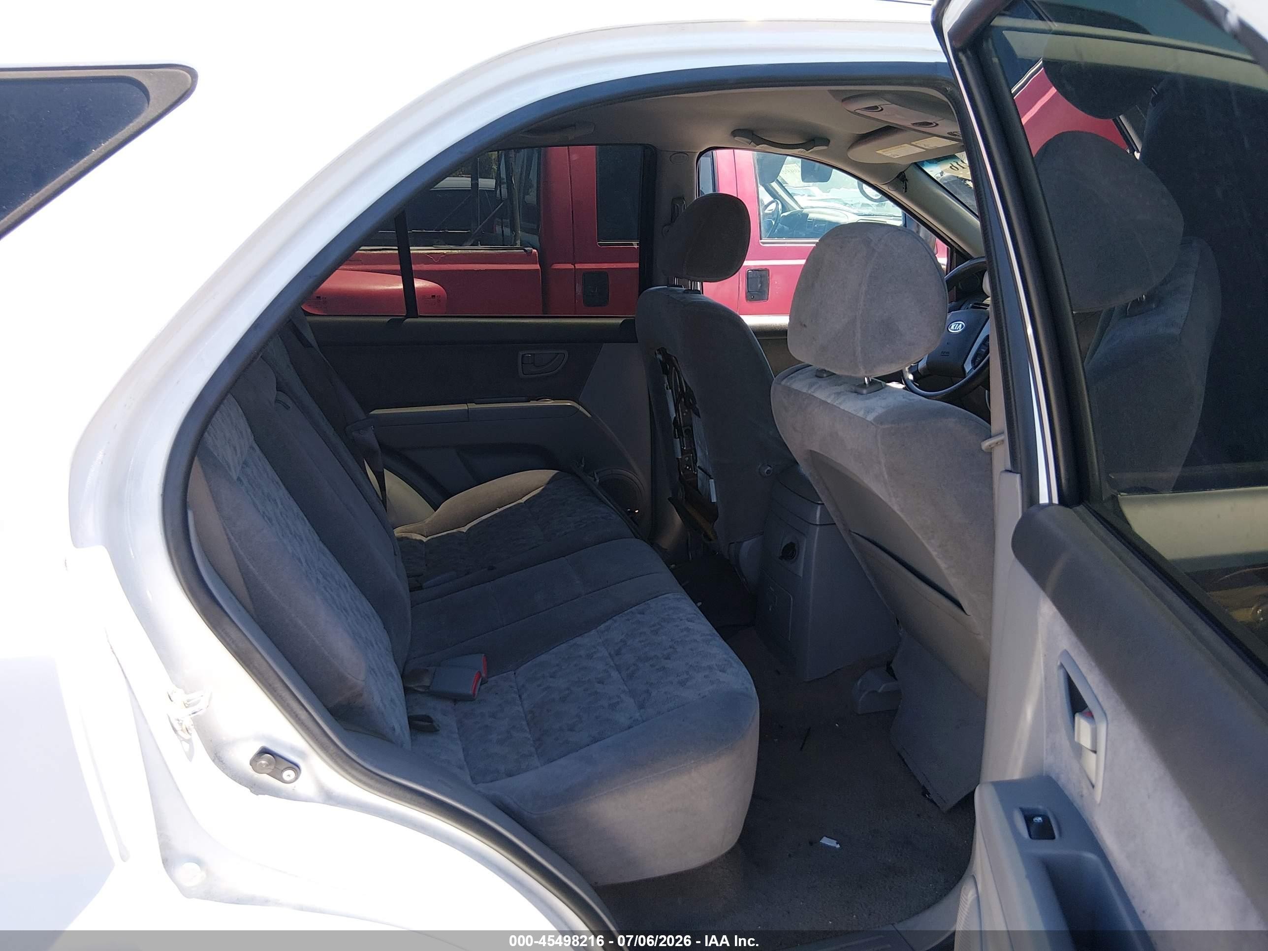 2008 Kia Sorento Lx White vin: KNDJC735985819812