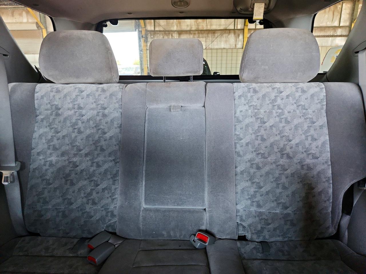 2008 Kia Sorento Base Silver vin: KNDJD735285811919