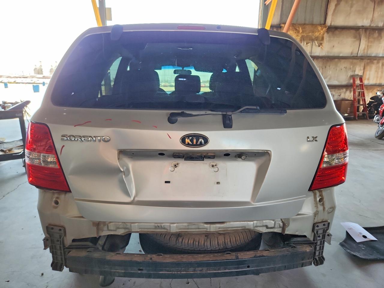 2008 Kia Sorento Base Silver vin: KNDJD735285811919