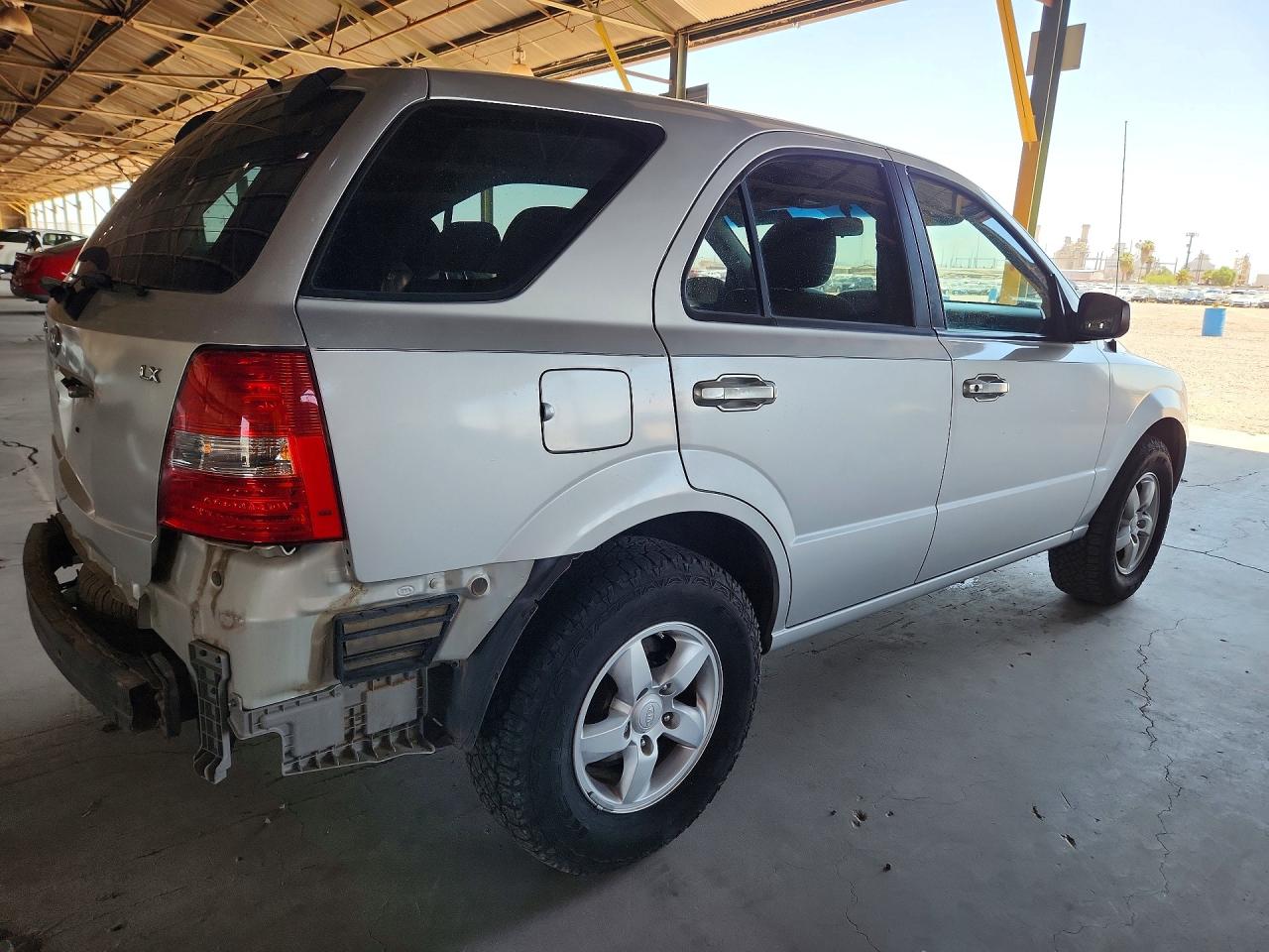 2008 Kia Sorento Base Silver vin: KNDJD735285811919