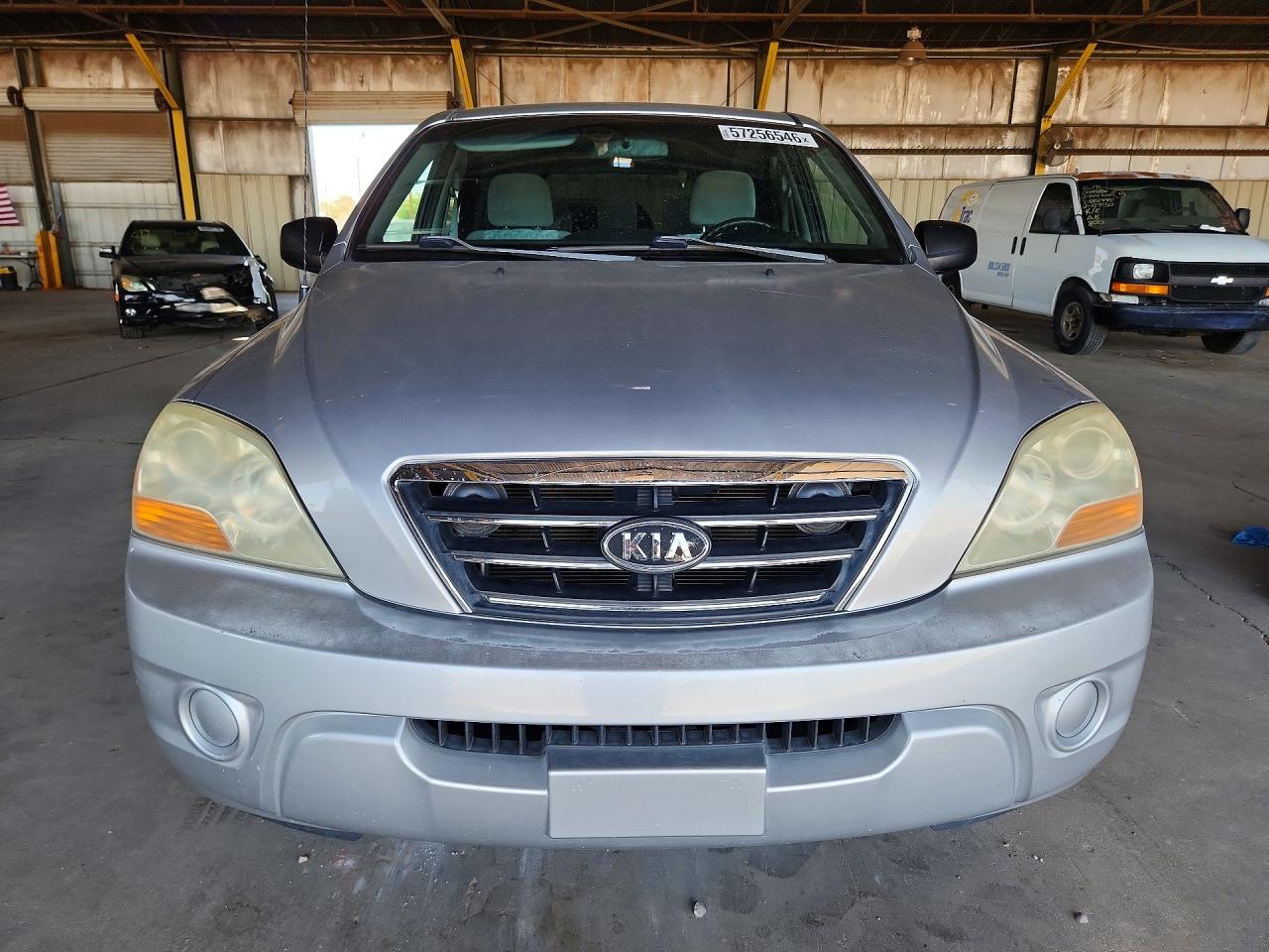 2008 Kia Sorento Base Silver vin: KNDJD735285811919