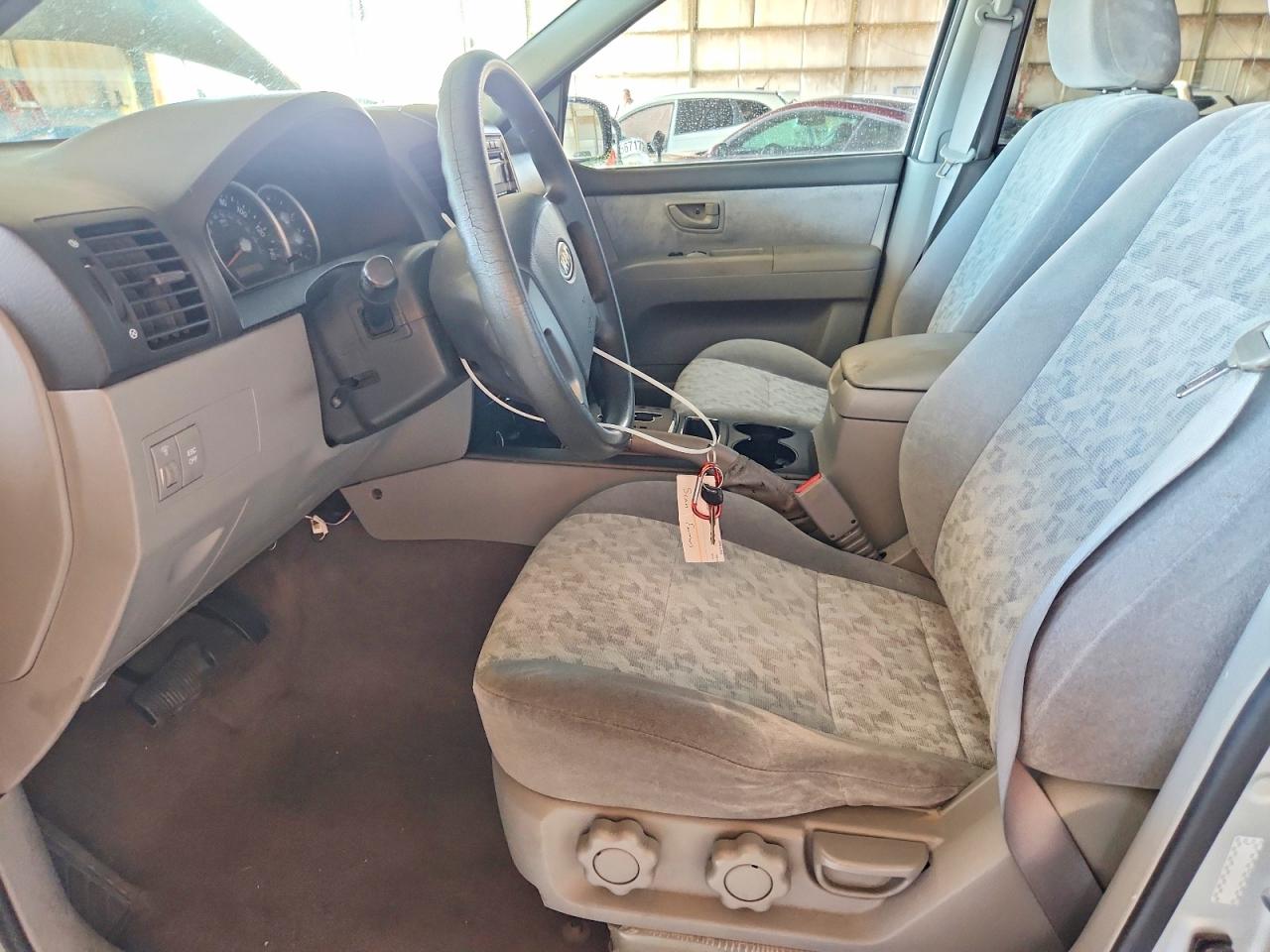 2008 Kia Sorento Base Silver vin: KNDJD735285811919