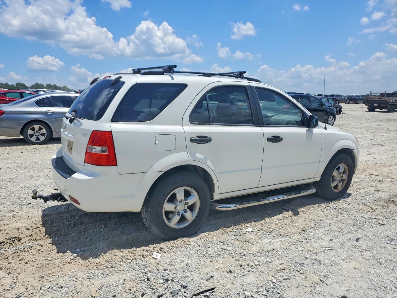 2009 Kia Sorento Base White vin: KNDJD735295878005