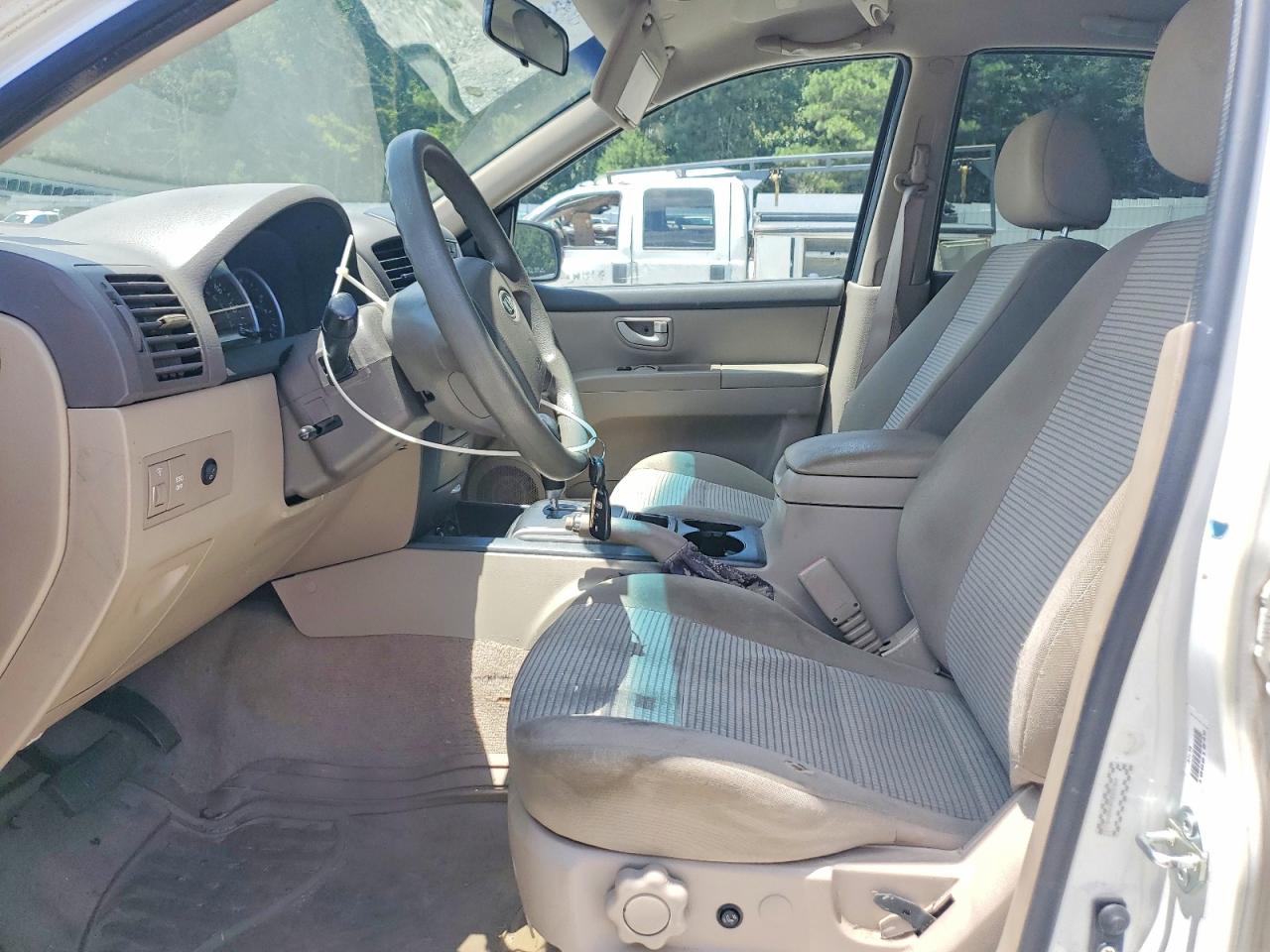 2009 Kia Sorento Base White vin: KNDJD735295878005