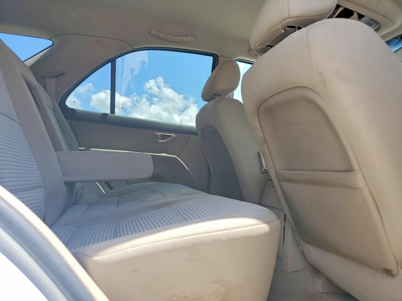 2009 Kia Sorento Base White vin: KNDJD735295878005