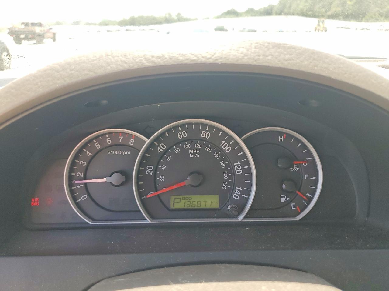 2009 Kia Sorento Base White vin: KNDJD735295878005