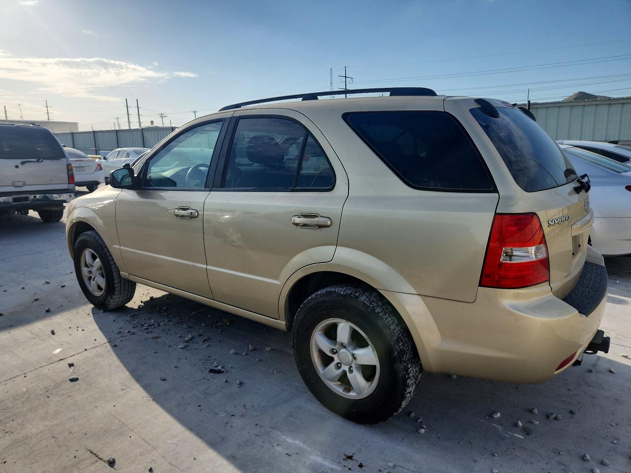 2009 Kia Sorento Base Gold vin: KNDJD735295896150