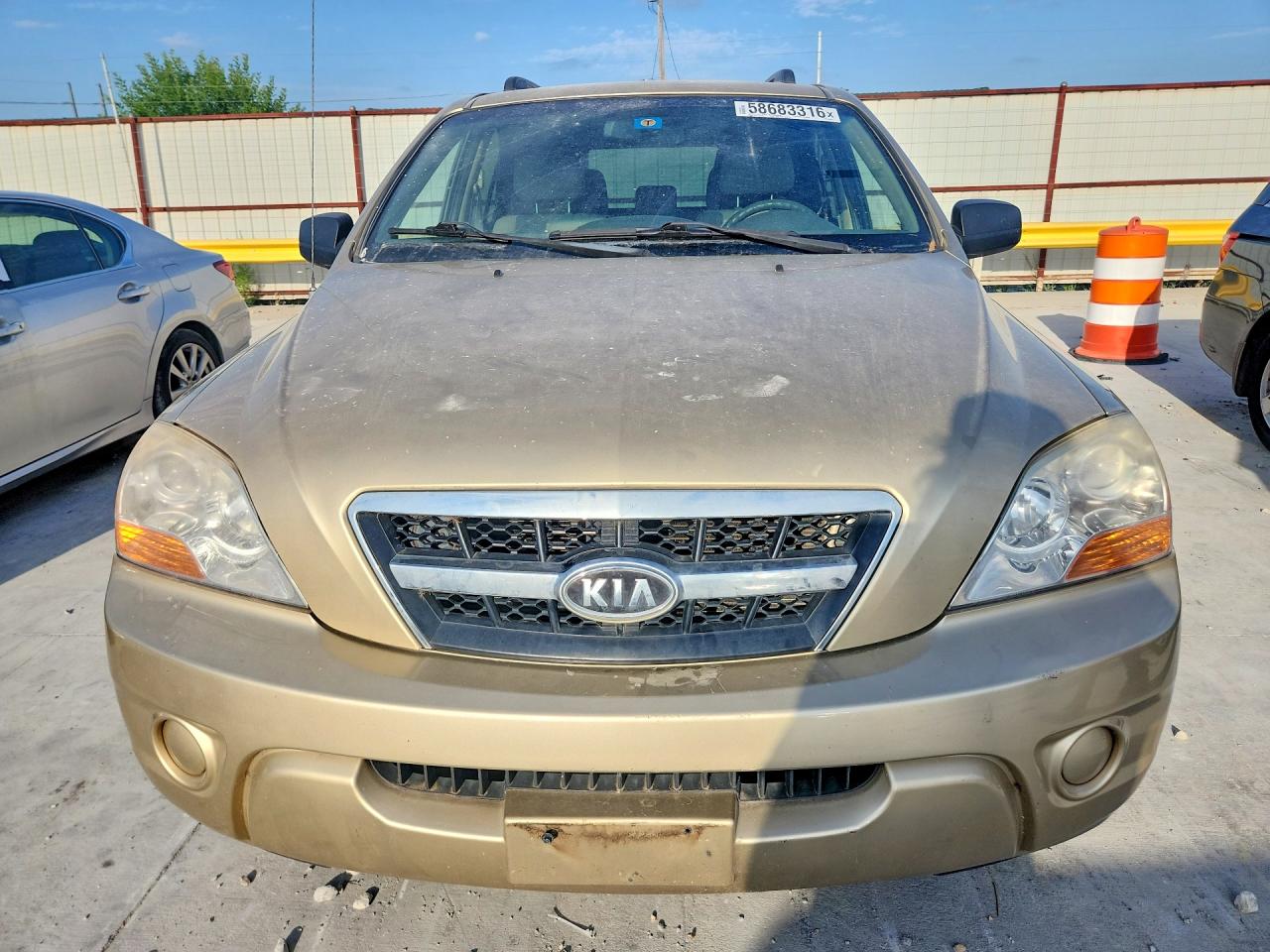 2009 Kia Sorento Base Gold vin: KNDJD735295896150