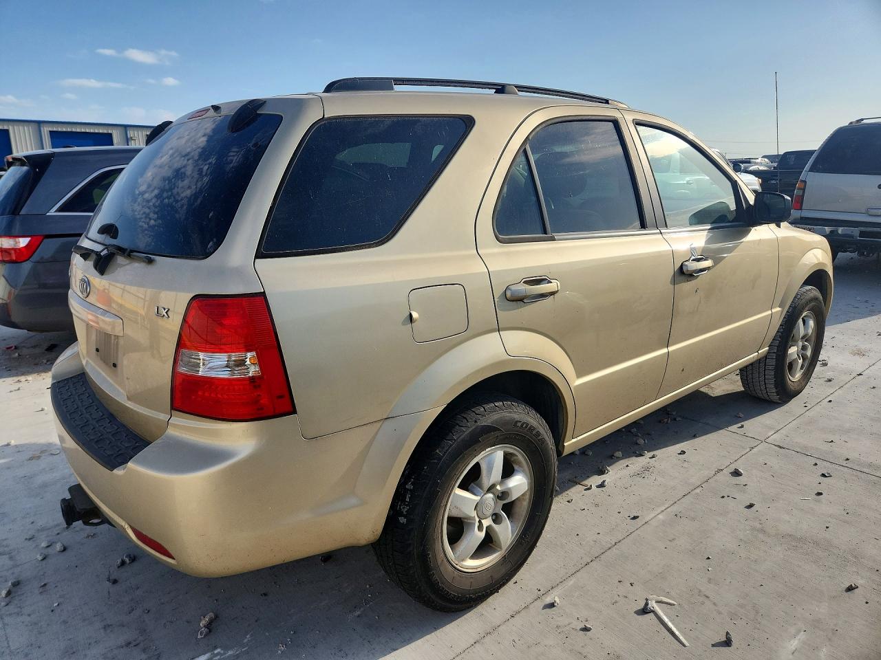 2009 Kia Sorento Base Gold vin: KNDJD735295896150