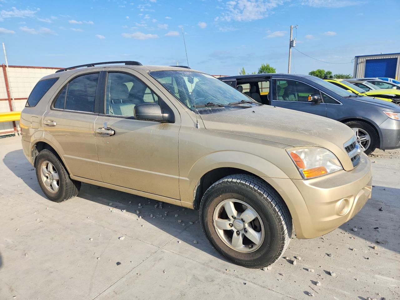 2009 Kia Sorento Base Gold vin: KNDJD735295896150