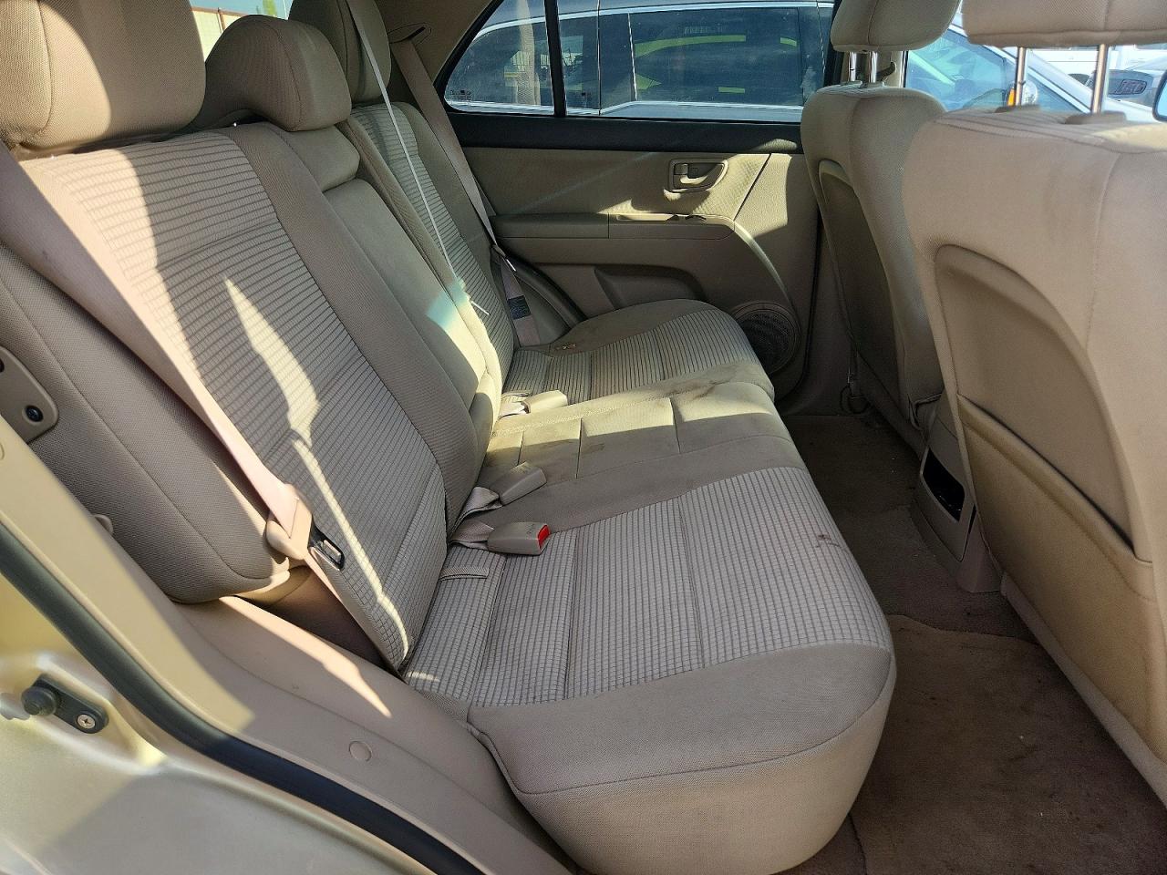 2009 Kia Sorento Base Gold vin: KNDJD735295896150