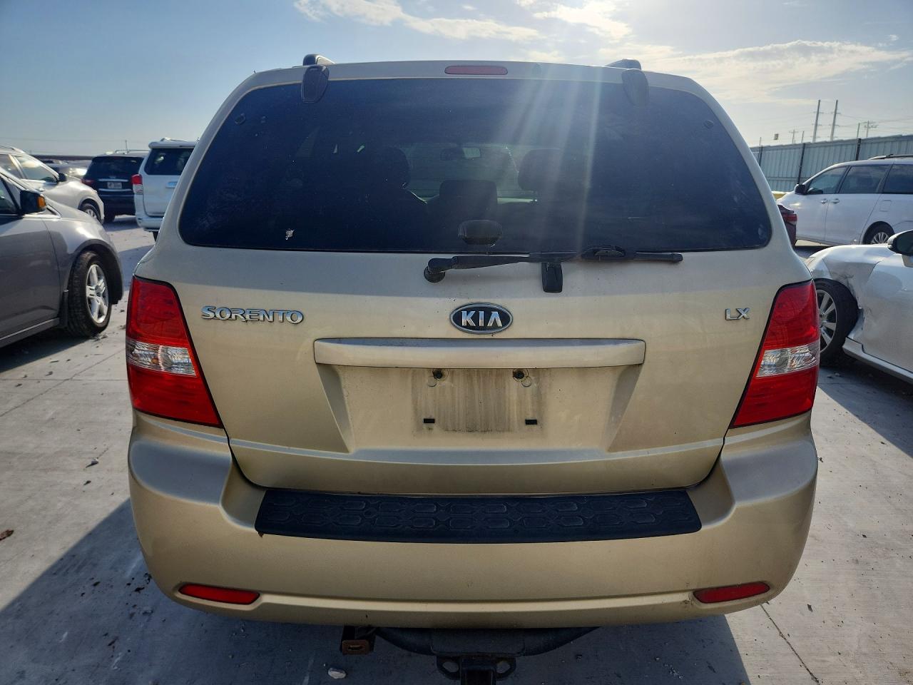 2009 Kia Sorento Base Gold vin: KNDJD735295896150