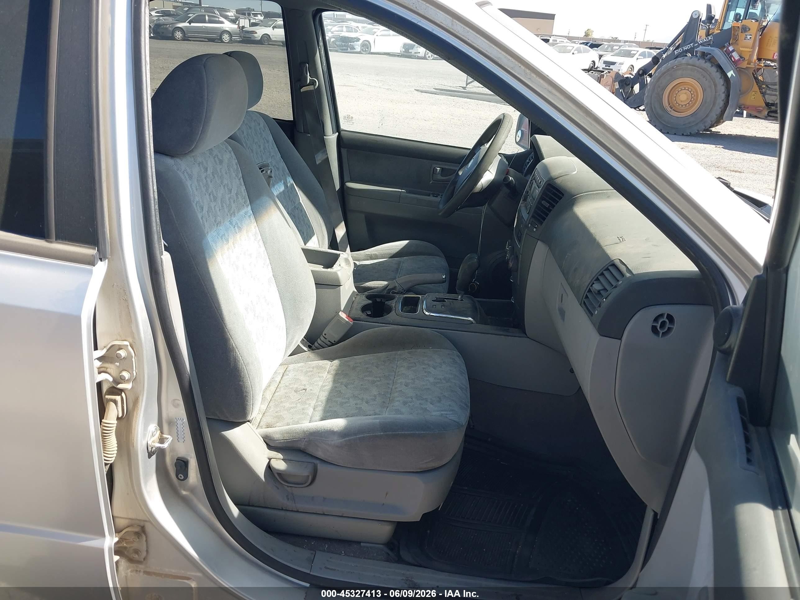 2008 Kia Sorento Lx Base Silver vin: KNDJD735685831333