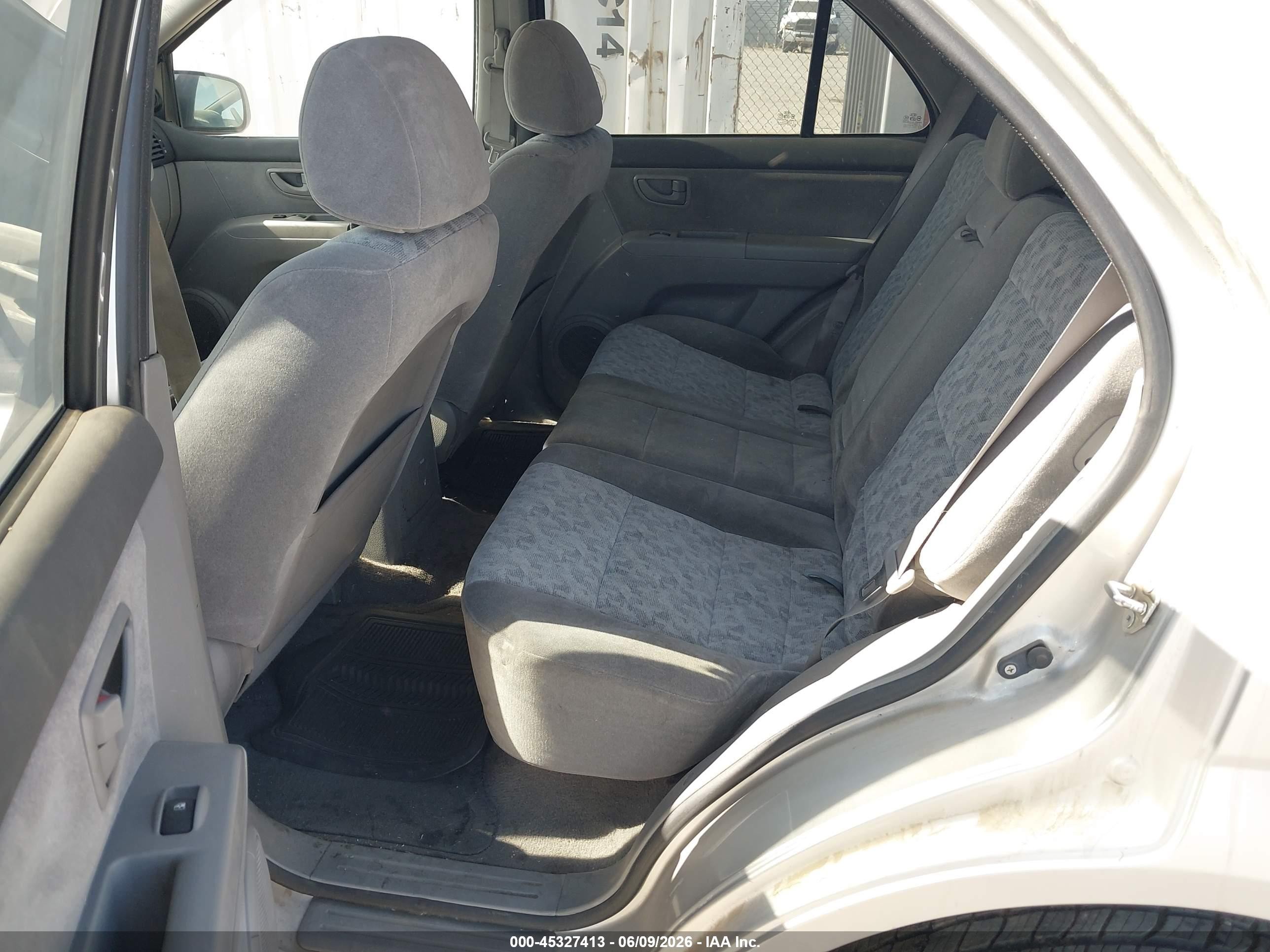 2008 Kia Sorento Lx Base Silver vin: KNDJD735685831333