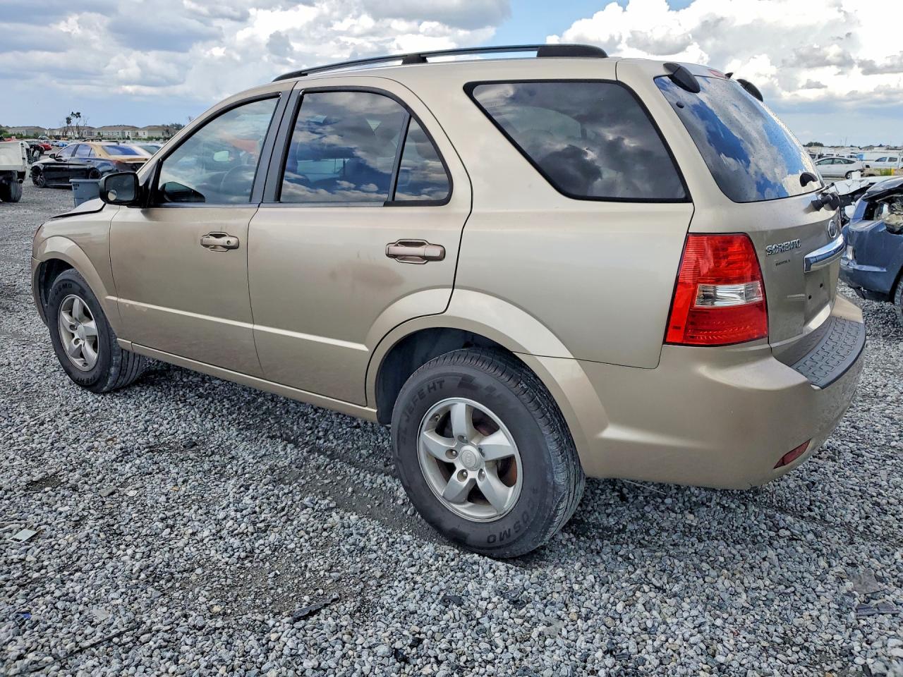 2008 Kia Sorento Base Gold vin: KNDJD735685834989