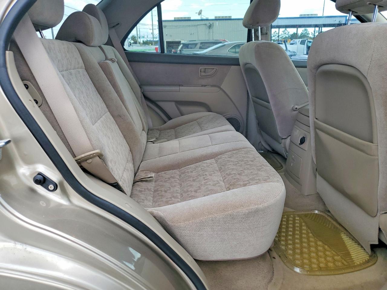 2008 Kia Sorento Base Gold vin: KNDJD735685834989