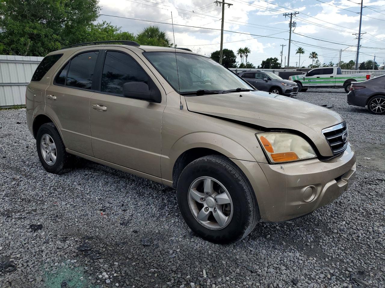 2008 Kia Sorento Base Gold vin: KNDJD735685834989